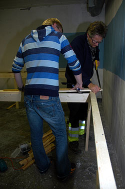 Bård og Svein er i gang med bygging av rammeverket. Foto: Bjørn Totland