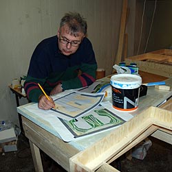 Ole skisserer forslag til endringer av sporplanen. Foto: Bjørn Totland